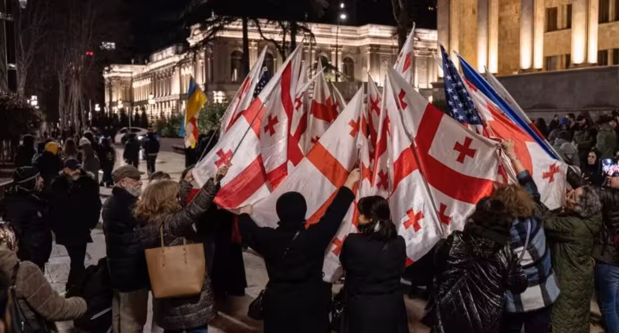 Protesters on Rustaveli Avenue. Photo: Mariam Kavshbaia / Publika