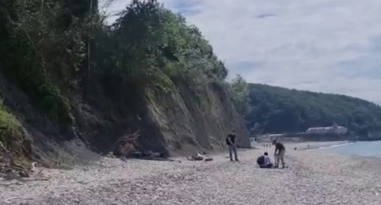 Participants in the possible fuel oil hoax on the beach in Tuapse. Still from the "My Agoy" video from May 21, 2026, https://t.me/my_agoi/3237 Participants in the possible fuel oil hoax on the beach in Tuapse. Still from the "My Agoy" video from May 21, 2026, https://t.me/my_agoi/3237
