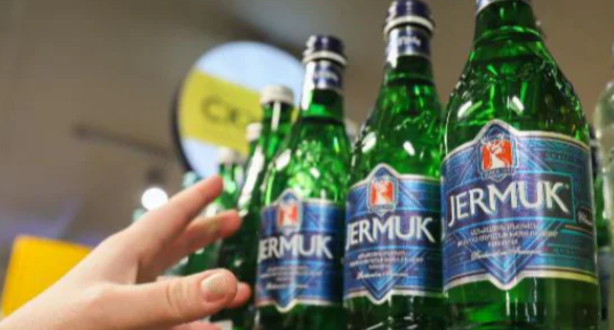Jermuk Mineral Water. Photo screenshot: https://armlife.am/rrd-um-argelvel-e-37-mln-shish-jermuk-hanqayin-jri-vacharrqy/