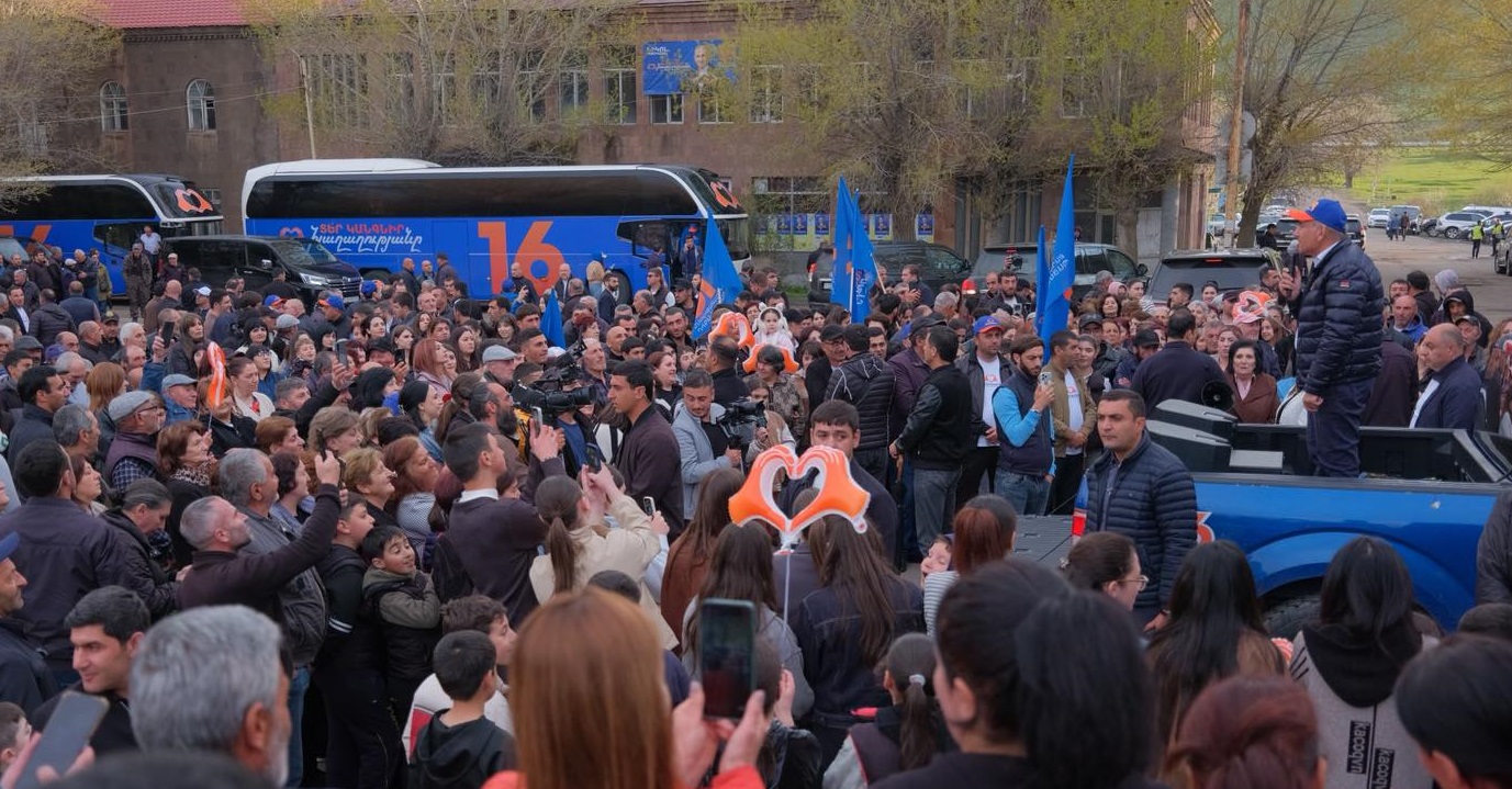 Supporters of Nikol Pashinyan in Gyumri, May 25, 2026. Photo by a "Caucasian Knot" correspondent.