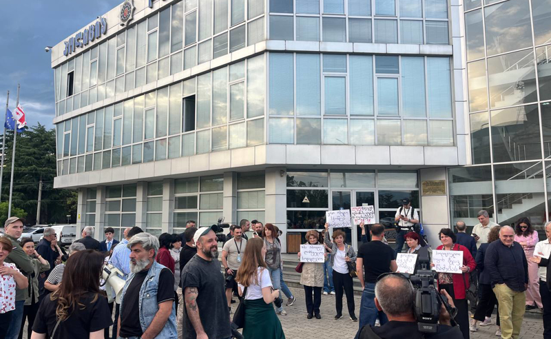 Protesters against police violence in Gori. Photo: interpressnews / https://www.interpressnews.ge/ka/article/871209-goris-policiis-shenobastan-sadac-saprotesto-akcia-mimdinareobs-xmauri-iqo
