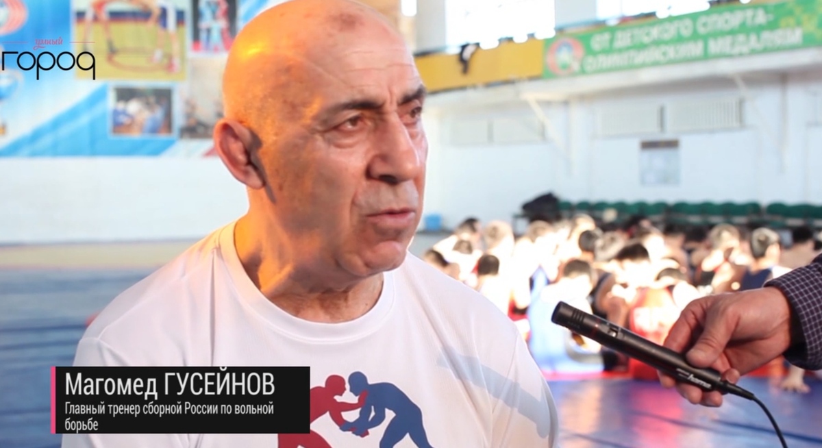 Magomed Guseinov in front of child athletes. 2015. Still from rutube_account_media_sakha https://rutube.ru/video/31726d8b0be014af3f44928d4ad20516/