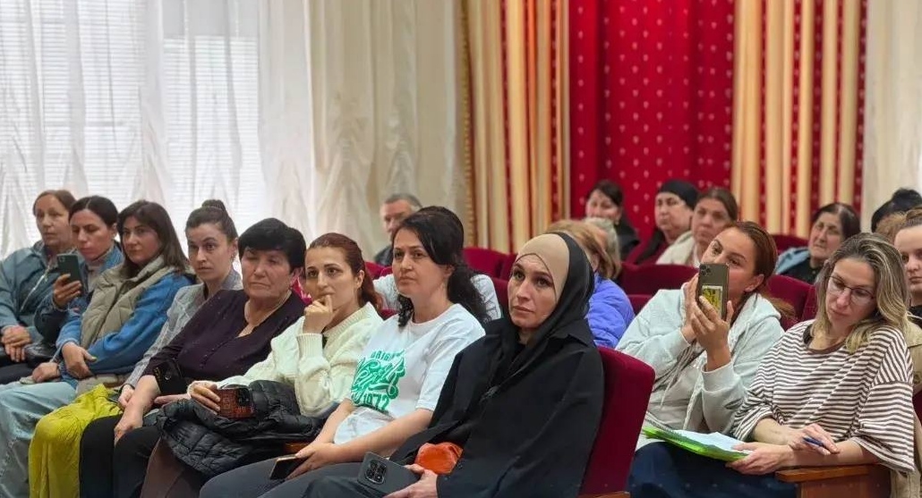 Residents of a building on Kalmykova Street at a meeting with officials. Photo: Nalchik administration https://t.me/nalchiknewschat/130035 Residents of a building on Kalmykova Street at a meeting with officials. Photo: Nalchik administration https://t.me/nalchiknewschat/130035