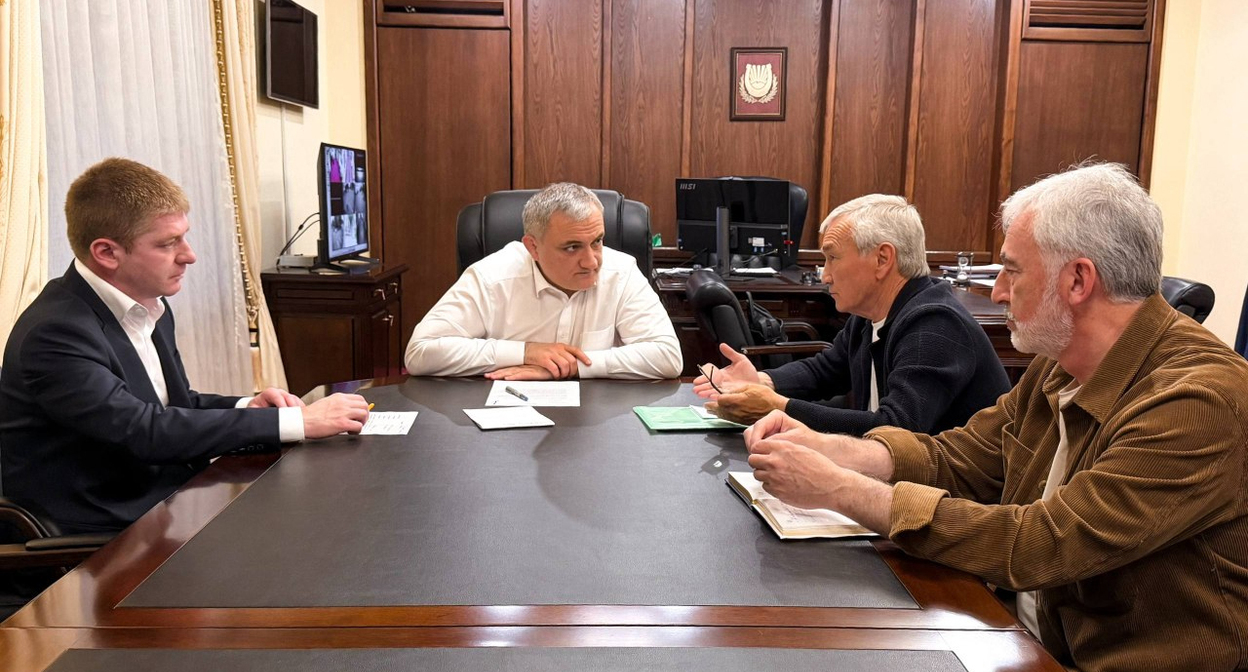 Azamatgeriy Ashkhotov holds a meeting on the waste collection situation in Nalchik. Photo: City Administration Press Service – https://t.me/nalchiknews1/10716
