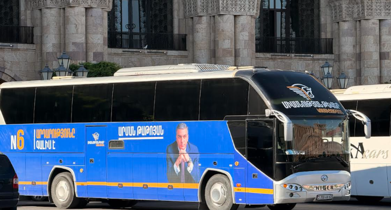 A bus carrying election campaign materials in Yerevan. Photo by "Caucasian Knot."