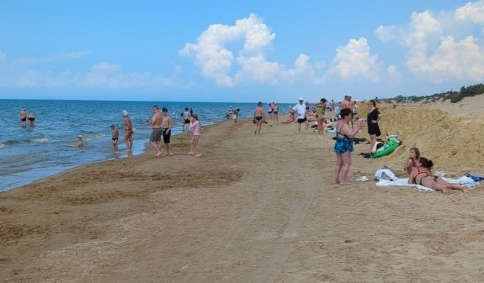 Beach in Dzhemete. Screenshot of a photo from Andrey Makovozov’s Telegram channel from 06/10/26, https://t.me/makovozovy/61582