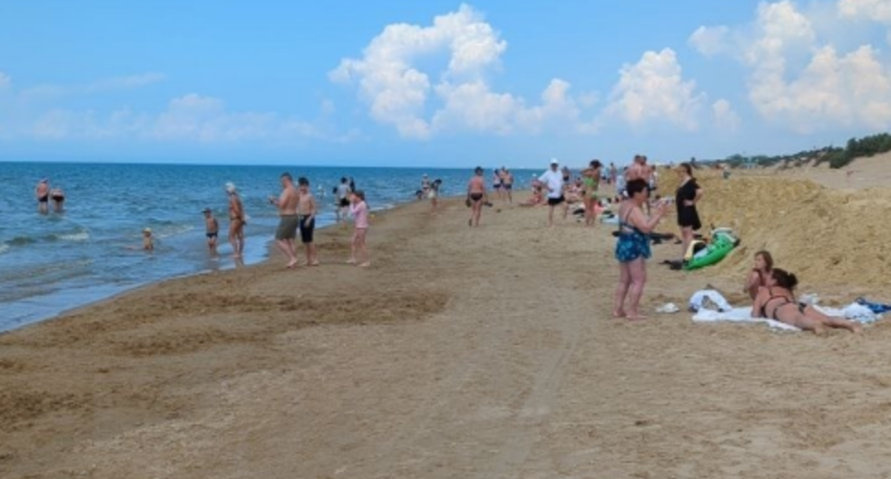 Beach in Dzhemete. Screenshot of a photo from Andrey Makovozov’s Telegram channel from 06/10/26, https://t.me/makovozovy/61582