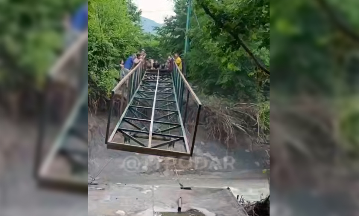 Residents of the village of Vozrozhdenie are installing a bridge across the river. Still from video: https://t.me/typodar/61193 Residents of the village of Vozrozhdenie are installing a bridge across the river. Still from video: https://t.me/typodar/61193