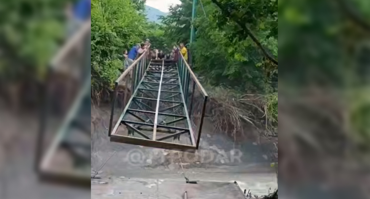Residents of the village of Vozrozhdenie are installing a bridge across the river. Still from video: https://t.me/typodar/61193 Residents of the village of Vozrozhdenie are installing a bridge across the river. Still from video: https://t.me/typodar/61193