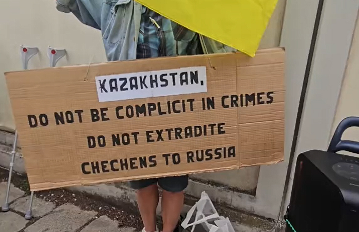 A protester in Vienna holds a banner calling on the Kazakh authorities. Screenshot from https://www.instagram.com/p/DZkW4qPJGVo/ (Meta (owner of Facebook, Instagram, and WhatsApp) is banned in Russia). A protester in Vienna holds a banner calling on the Kazakh authorities. Screenshot from https://www.instagram.com/p/DZkW4qPJGVo/ (Meta (owner of Facebook, Instagram, and WhatsApp) is banned in Russia).