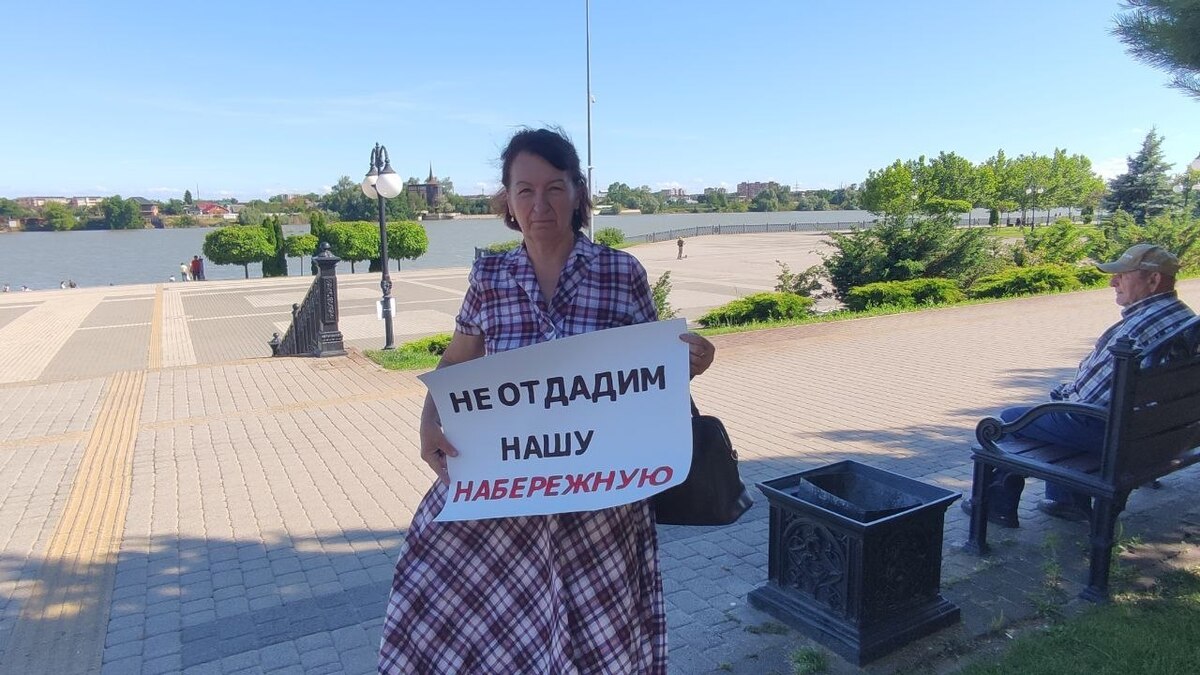 A Krasnodar resident is holding a picket against the construction of a church on Rozhdestvenskaya Embankment. Screenshot: https://t.me/KrasnodarUMR/26326 A Krasnodar resident is holding a picket against the construction of a church on Rozhdestvenskaya Embankment. Screenshot: https://t.me/KrasnodarUMR/26326