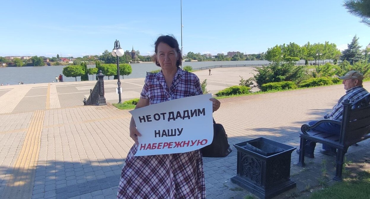 A Krasnodar resident is holding a picket against the construction of a church on Rozhdestvenskaya Embankment. Screenshot: https://t.me/KrasnodarUMR/26326