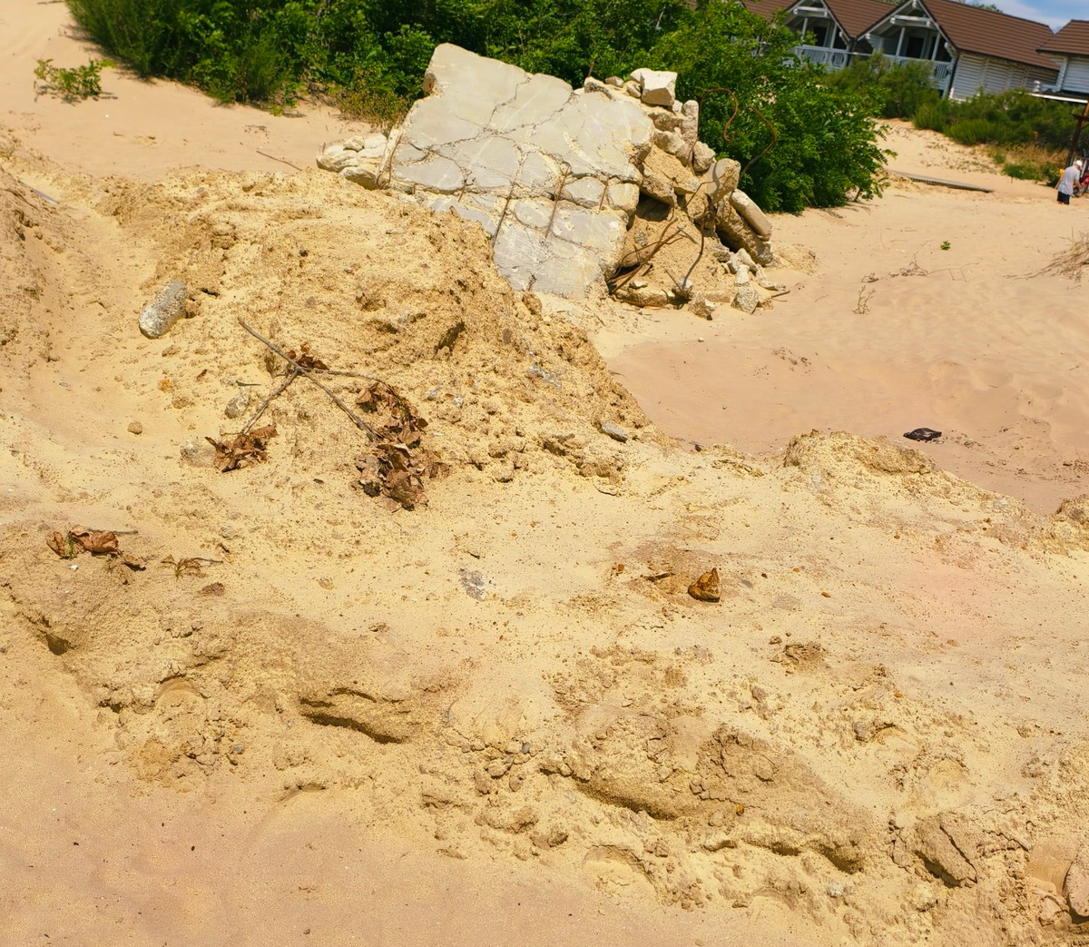 Social media users posted a photo of the state of Anapa's beaches after they were replenished with new sand. Photo: MAKOVOZOVY / Telegram channel