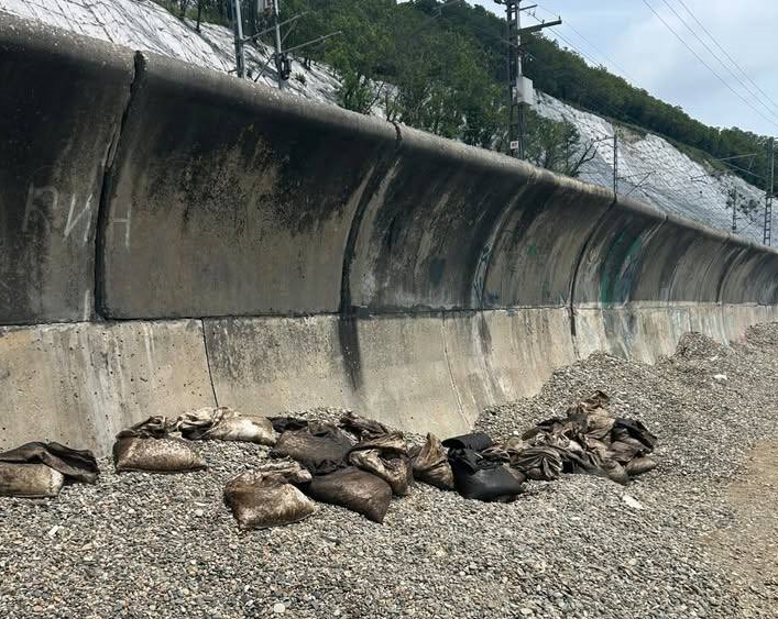 Bags of fuel oil still remain on Vesna Beach, from the bridge towards Volny. Photo: My Tuapse / Telegram channel Bags of fuel oil still remain on Vesna Beach, from the bridge towards Volny. Photo: My Tuapse / Telegram channel