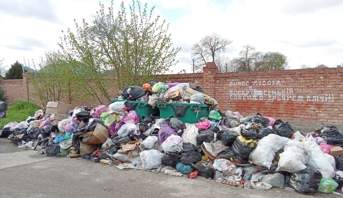 Garbage in Nalchik. Photo by "Caucasian Knot." Garbage in Nalchik. Photo by "Caucasian Knot."