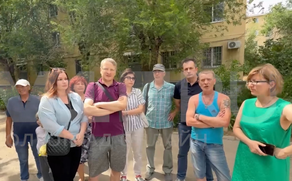 Residents of buildings No. 65, 71, 73, and 75 on Naberezhnaya Street in Volzhsky. Still from video https://t.me/rusnews/86750 Residents of buildings No. 65, 71, 73, and 75 on Naberezhnaya Street in Volzhsky. Still from video https://t.me/rusnews/86750