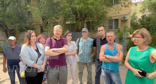 Residents of buildings No. 65, 71, 73, and 75 on Naberezhnaya Street in Volzhsky. Still from video https://t.me/rusnews/86750