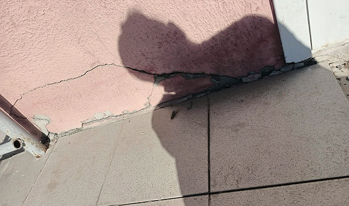 A crack in the wall of a house. Screenshot of the image on the page https://vk.com/wall-62316332_12837