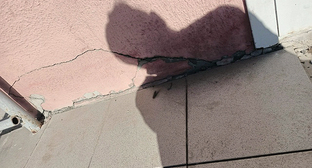 A crack in the wall of a house. Screenshot of the image on the page https://vk.com/wall-62316332_12837