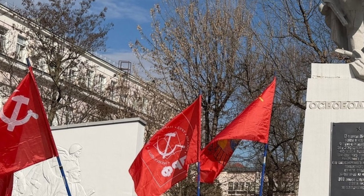 Flags of the USSR and the Communist Party of the Russian Federation. Photo: www.kubkprf.ru