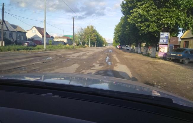 A shot of the broken roads in the settlement "Krasny Yar" in the Volgograd region. Photo: V1.ru. / https://v1.ru/text/transport/2026/07/01/76509075/ A shot of the broken roads in the settlement "Krasny Yar" in the Volgograd region. Photo: V1.ru. / https://v1.ru/text/transport/2026/07/01/76509075/