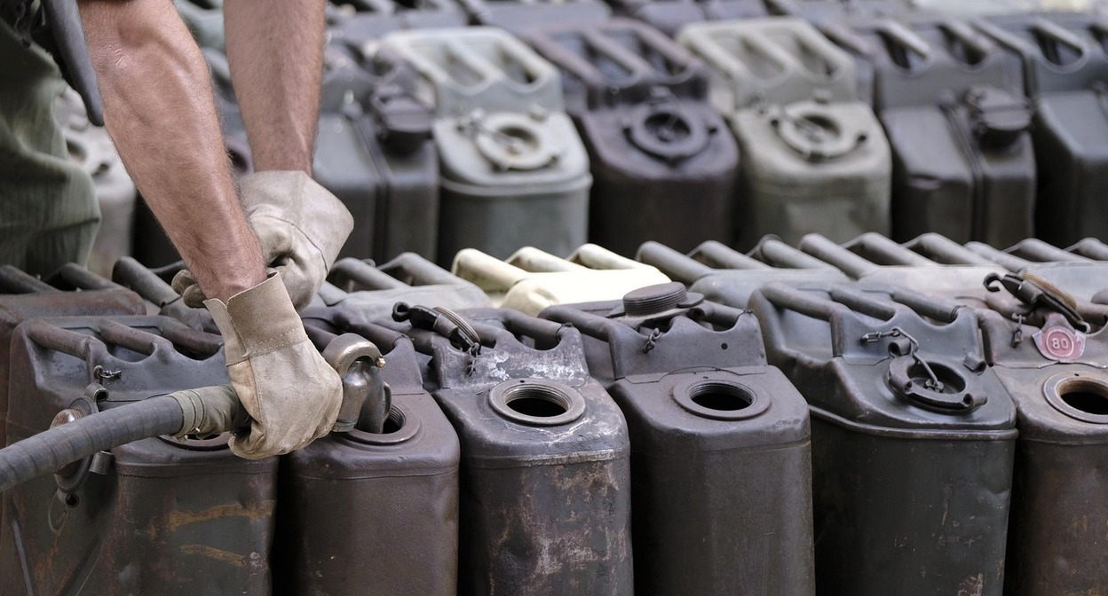 Fuel spill into canisters. Photo: MatteoBaronti / Pixabay.com Fuel spill into canisters. Photo: MatteoBaronti / Pixabay.com