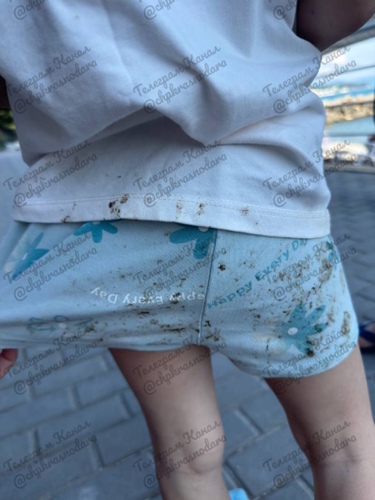 Frame showing oil stains on a child's clothing at the beach in Novorossiysk. Photo: Emergency Situations of Krasnodar and the region / Telegram channel Frame showing oil stains on a child's clothing at the beach in Novorossiysk. Photo: Emergency Situations of Krasnodar and the region / Telegram channel