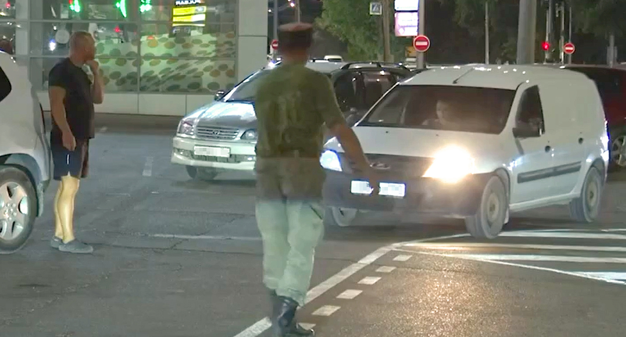 A Cossack regulates the queue at one of the gas stations in Anapa. Frame from the video in the Telegram channel of the mayor of Anapa – https://t.me/sbmaslova/7032