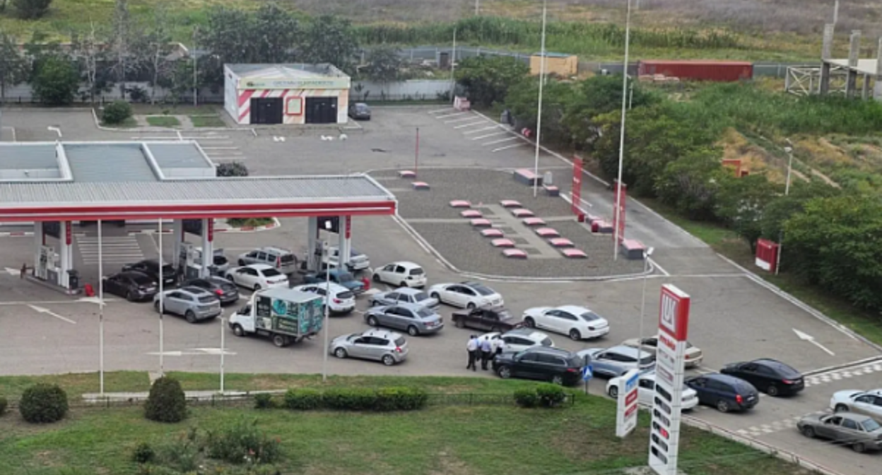 Queue at the Astrakhan gas station. Screenshot from "Point A" dated 09.07.26, https://punkt-a.info/news/glavnoe/v-pervyy-den-novykh-pravil-otpuska-benzina-na-astrakhanskikh-azs-tvoritsya-khaos Queue at the Astrakhan gas station. Screenshot from "Point A" dated 09.07.26, https://punkt-a.info/news/glavnoe/v-pervyy-den-novykh-pravil-otpuska-benzina-na-astrakhanskikh-azs-tvoritsya-khaos
