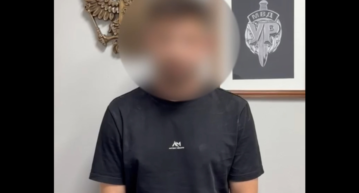 A resident of Chelyabinsk is publicly apologizing on camera. A frame from the video on the Telegram channel of the Krasnodar police – https://t.me/mvd23krasnodar/8057