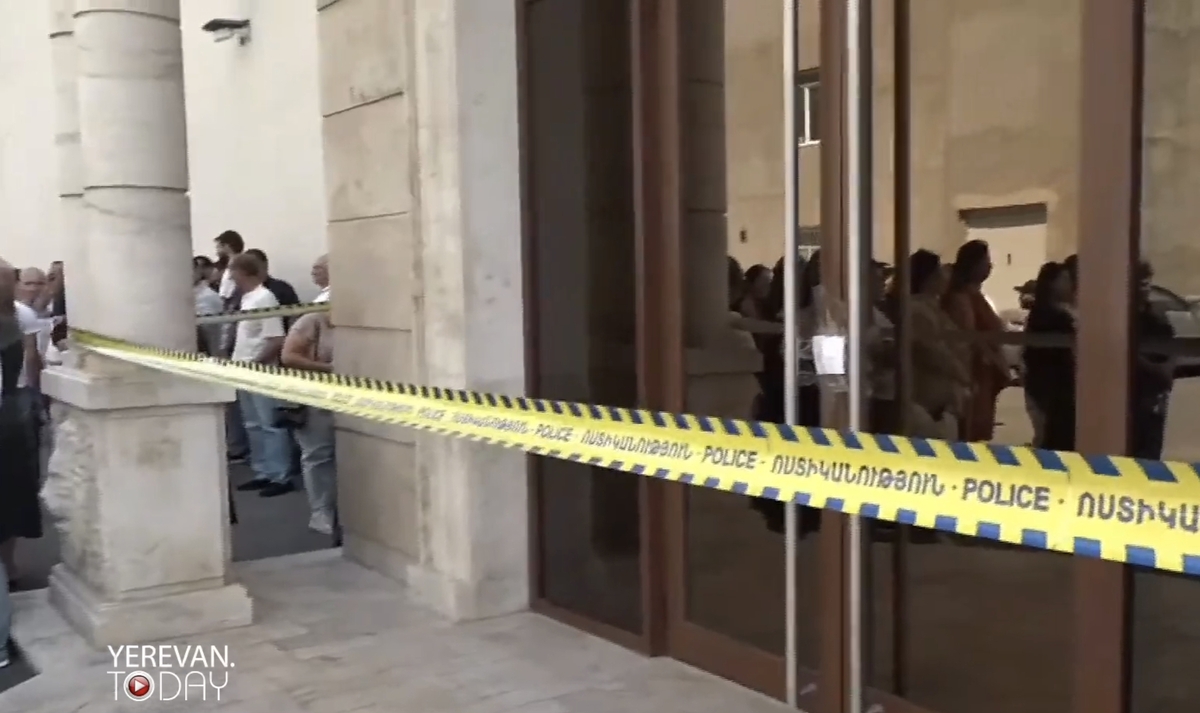 Employees of "Multi Tobacco" at the sealed entrance to the enterprise, July 14, 2026. Frame from video Yerevan Today / YouTube Employees of "Multi Tobacco" at the sealed entrance to the enterprise, July 14, 2026. Frame from video Yerevan Today / YouTube