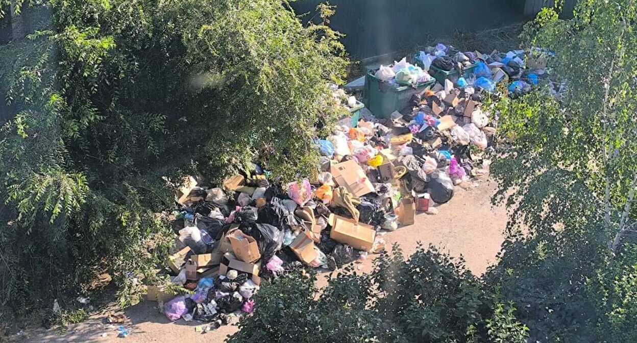 A dump under the windows of an apartment building. Photo provided to "Caucasian Knot" by local residents.