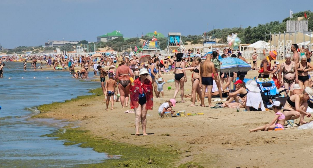 The situation at the beach in Dzhemete, Guest Passage, "Dynamo" beach. Screenshot photo by Yuri Ozarovsky from 18.07.26, https://t.me/MoreOz/129011 The situation at the beach in Dzhemete, Guest Passage, "Dynamo" beach. Screenshot photo by Yuri Ozarovsky from 18.07.26, https://t.me/MoreOz/129011