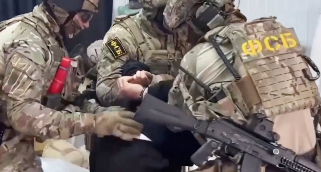 FSB officers detain the suspect. Photo: FSB of Russia
