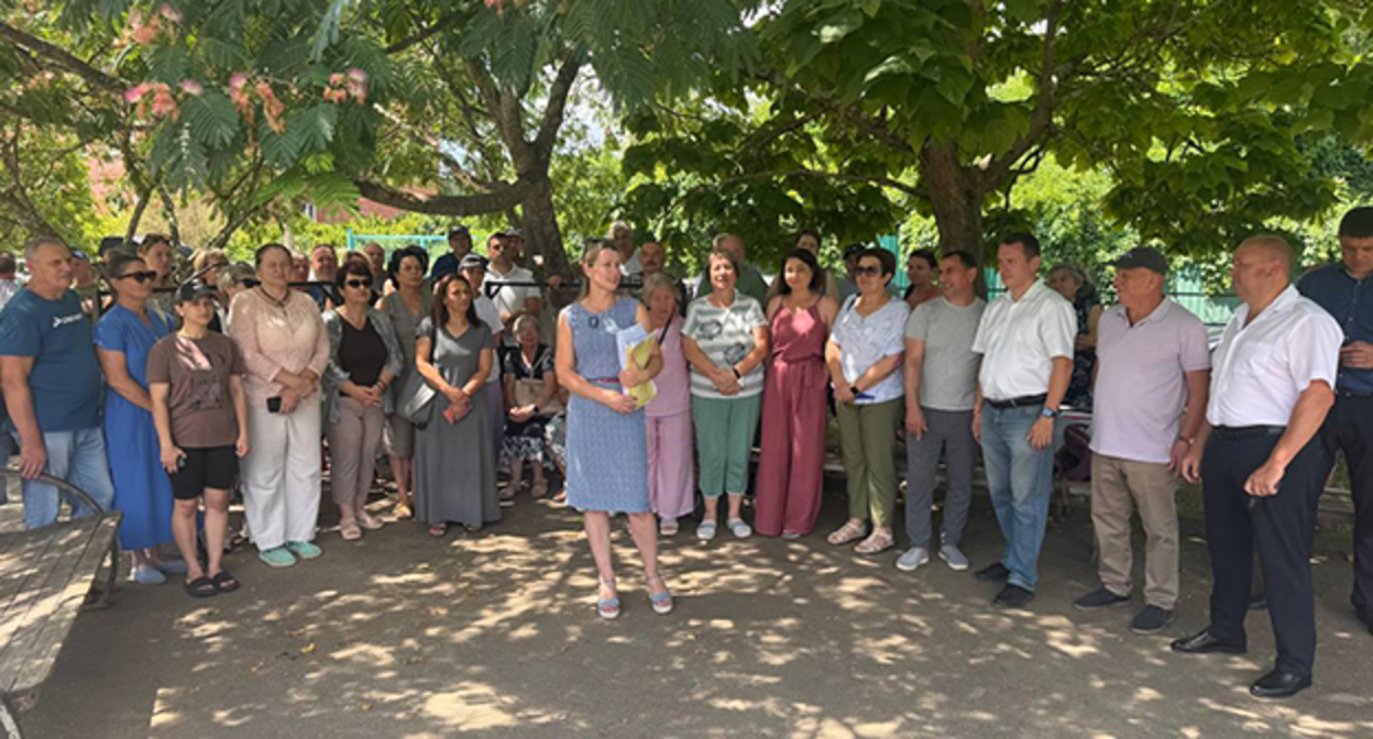 Residents of Defanovka at a meeting against the landfill. Photo from Alexander Safronov's Telegram channel – https://t.me/redtemnik/7215 Residents of Defanovka at a meeting against the landfill. Photo from Alexander Safronov's Telegram channel – https://t.me/redtemnik/7215
