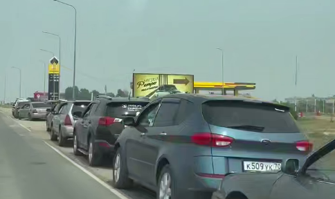 Queue at the gas station. Frame from the video Krasnodar/Teletype from 22.07.26, https://t.me/tipichkras/81260