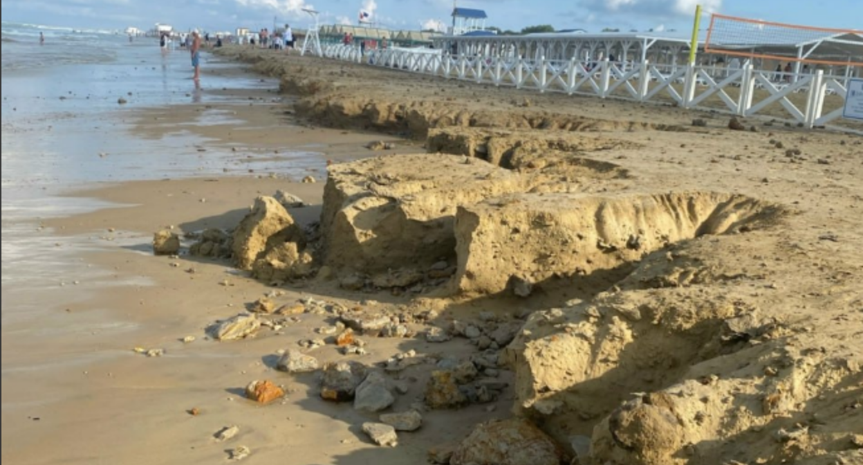 Clay and stones on one of the Anapa beaches. Screenshot from "News of Anapa" dated 24.07.26, https://t.me/AnapaNowosti/85441 Clay and stones on one of the Anapa beaches. Screenshot from "News of Anapa" dated 24.07.26, https://t.me/AnapaNowosti/85441