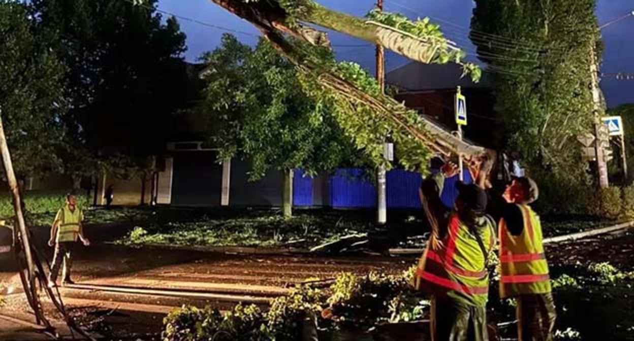 Utility workers are eliminating the consequences of the hurricane. Photo from the Telegram channel of the governor of the Rostov region, Yuri Slyusar – https://t.me/Yuri_Slusar/6481 Utility workers are eliminating the consequences of the hurricane. Photo from the Telegram channel of the governor of the Rostov region, Yuri Slyusar – https://t.me/Yuri_Slusar/6481