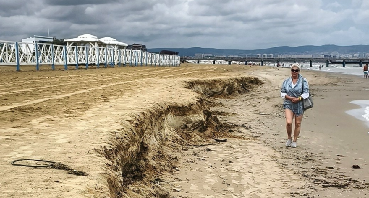 The beach in Anapa. Screenshot from the Telegram channel "Makovozovy" dated 26.07.26, https://t.me/makovozovy/65144. The beach in Anapa. Screenshot from the Telegram channel "Makovozovy" dated 26.07.26, https://t.me/makovozovy/65144.