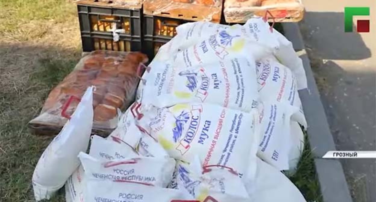 Bags of flour. Frame from the video https://www.instagram.com/p/DbVxNZ6ReRE (the activities of the company Meta (which owns Facebook, Instagram, and WhatsApp) are banned in Russia)