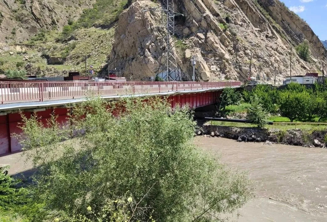 Frame Red Bridge in Dagestan over the Kara-Koysu River. Photo: Expert South / https://www.expertsouth.ru/news/v-dagestane-izza-ugrozy-obrusheniya-perekryli-dvizhenie-po-krasnomu-mostu/ Frame Red Bridge in Dagestan over the Kara-Koysu River. Photo: Expert South / https://www.expertsouth.ru/news/v-dagestane-izza-ugrozy-obrusheniya-perekryli-dvizhenie-po-krasnomu-mostu/