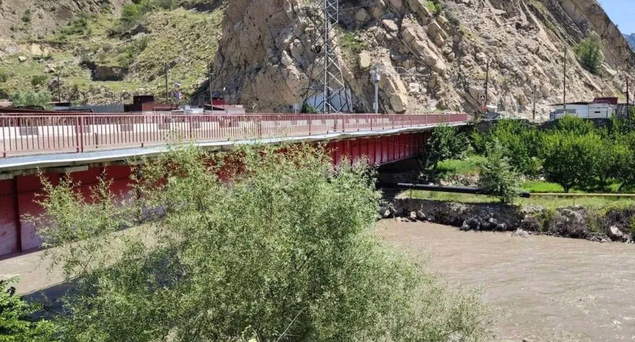 Frame Red Bridge in Dagestan over the Kara-Koysu River. Photo: Expert South / https://www.expertsouth.ru/news/v-dagestane-izza-ugrozy-obrusheniya-perekryli-dvizhenie-po-krasnomu-mostu/ Frame Red Bridge in Dagestan over the Kara-Koysu River. Photo: Expert South / https://www.expertsouth.ru/news/v-dagestane-izza-ugrozy-obrusheniya-perekryli-dvizhenie-po-krasnomu-mostu/
