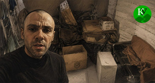 A Ukrainian at the Russian-Georgian border. Illustration created by "Caucasian Knot" using AI in the Copilot program.