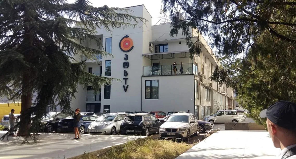 Frame of the pro-government TV channel "PosTV" office in Georgia. Photo: Newsgeorgia / https://www.newsgeorgia.ge/v-gruzii-reguljator-vpervye-oshtrafoval-provlastnyj-telekanal-za-predvzjatost/