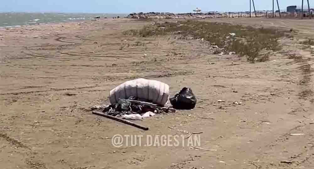 Garbage on the beach in Kaspiysk. Frame from the video https://www.instagram.com/tut.dagestan/reel/DbyDuI-q-kS (the activities of the company Meta (which owns Facebook, Instagram, and WhatsApp) are banned in Russia) Garbage on the beach in Kaspiysk. Frame from the video https://www.instagram.com/tut.dagestan/reel/DbyDuI-q-kS (the activities of the company Meta (which owns Facebook, Instagram, and WhatsApp) are banned in Russia)
