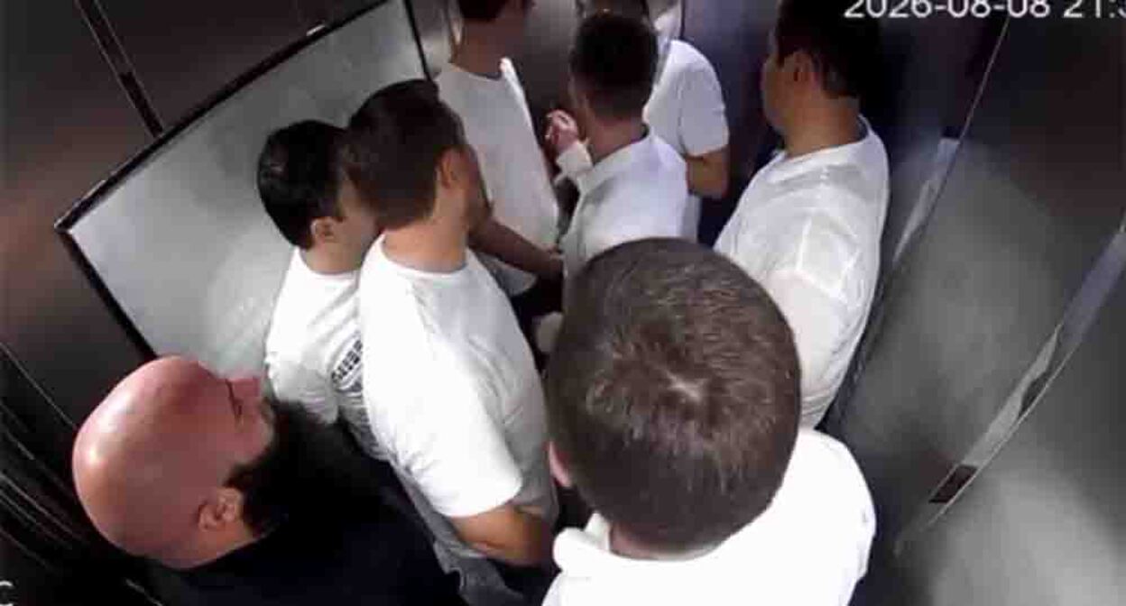 Lift passengers in the Makhachkala high-rise. Frame from the video on the page https://www.instagram.com/p/DbzK8ZzsrB0 (the activities of the company Meta (which owns Facebook, Instagram, and WhatsApp) are banned in Russia)
