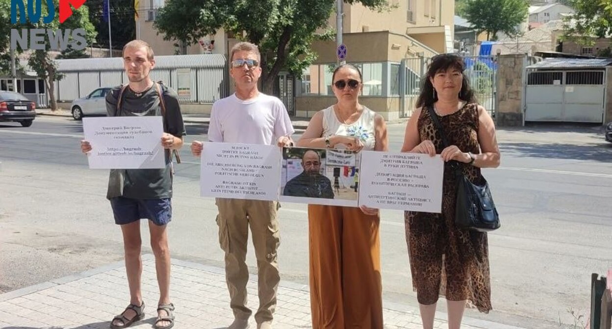 Participants of the picket in Yerevan in support of Dmitry Bagrash. Screenshot of the publication https://t.me/rusnews/89339 Participants of the picket in Yerevan in support of Dmitry Bagrash. Screenshot of the publication https://t.me/rusnews/89339