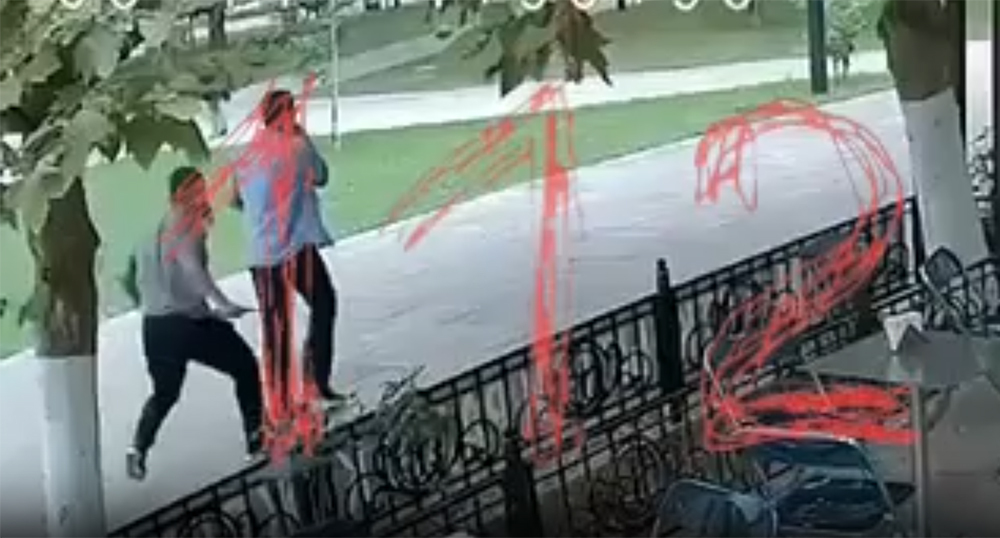 The moment of the attack in the city garden of Makhachkala. Frame from the video https://t.me/ENews112/28570 The moment of the attack in the city garden of Makhachkala. Frame from the video https://t.me/ENews112/28570