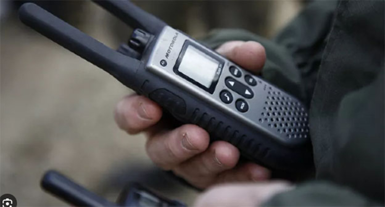 A law enforcement officer with a radio. Photo: Vlad Alexandrov, YUGA.ru