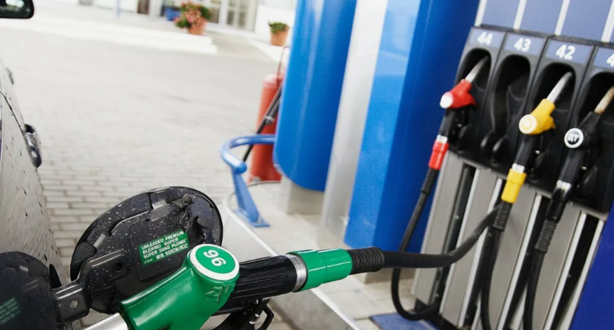 At the gas station. Screenshot of the photo https://novostipmr.com/ru/content/povyshenie-mirovykh-cen-na-neft-privelo-k-rostu-cen-na-toplivo-v-pmr
